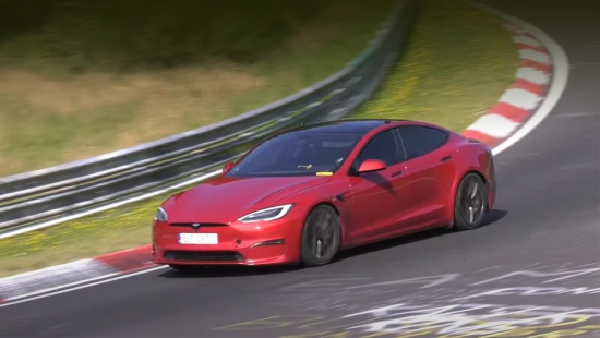 Tesla Model S Plaid оказалась быстрее Porsche Taycan